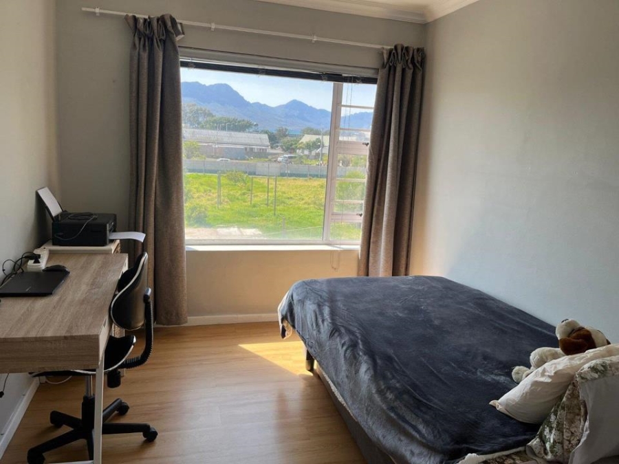 To Let 1 Bedroom Property for Rent in Strand Central Western Cape